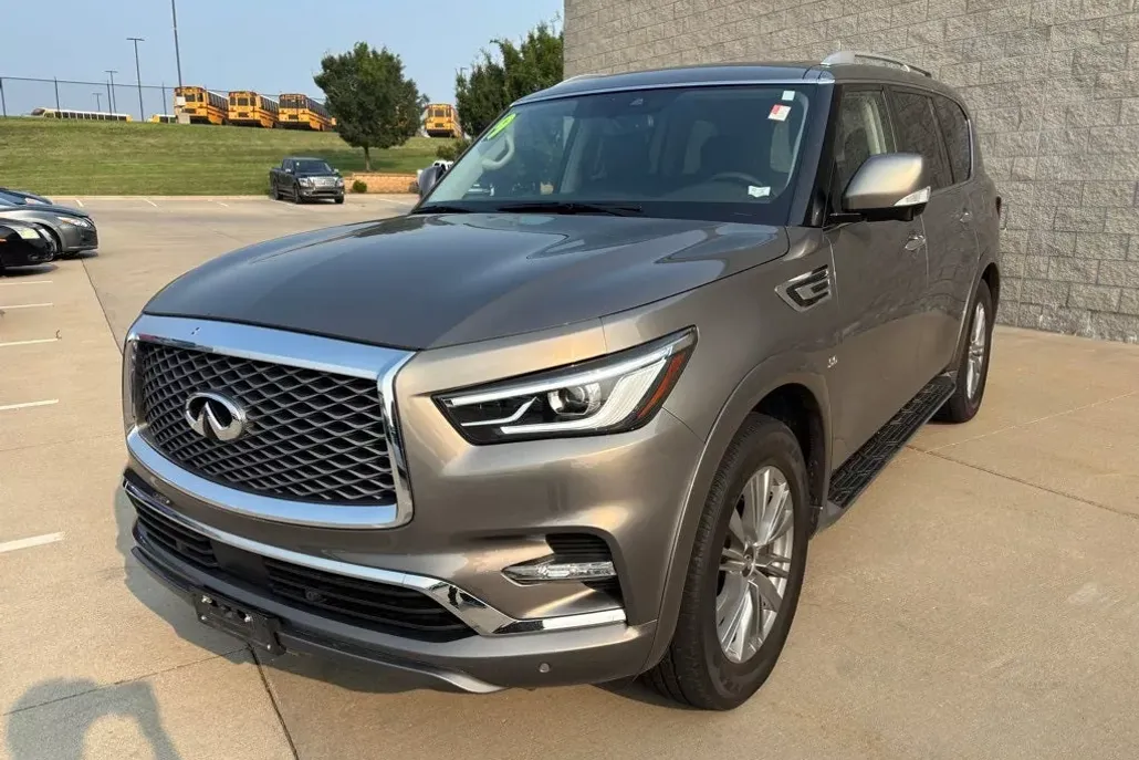 2019 Infiniti QX80 Luxe photo 1
