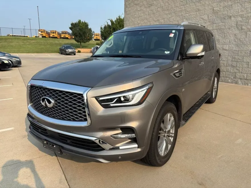 2019 Infiniti QX80 Luxe photo 1