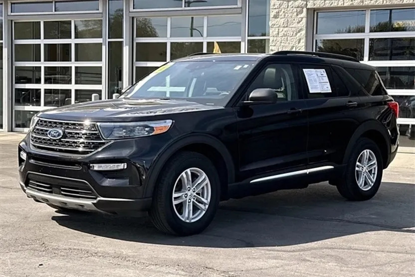 2023 Ford Explorer XLT photo 1