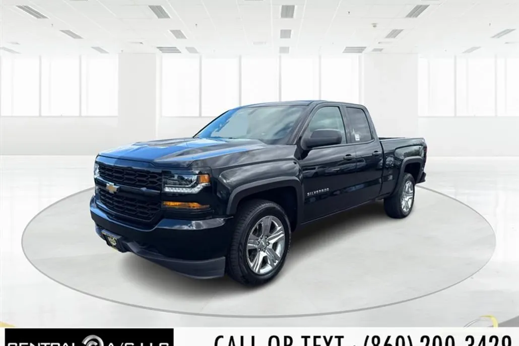 2017 Chevrolet Silverado 1500 Custom photo 1