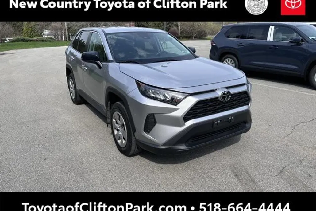 2022 Toyota RAV4 LE photo 1