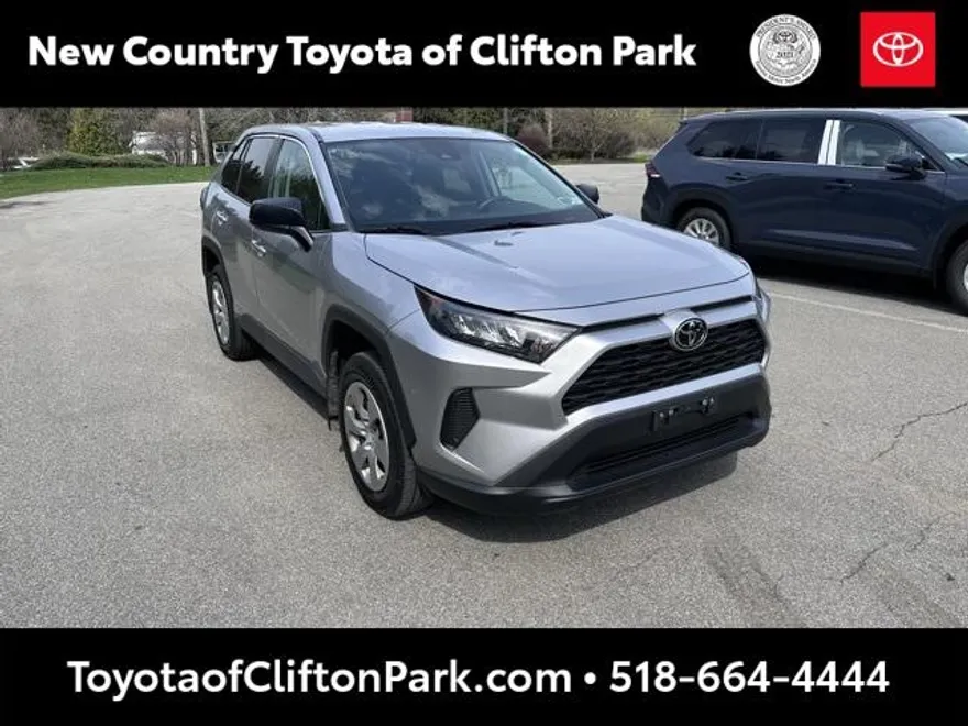 2022 Toyota RAV4 LE photo 1