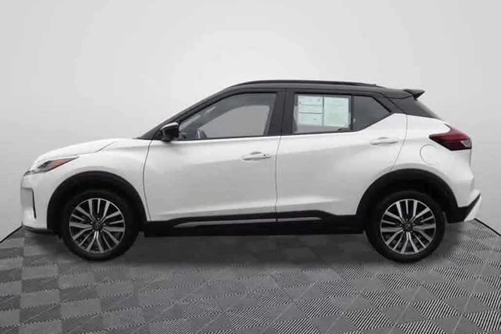 2024 Nissan Kicks SR photo 1