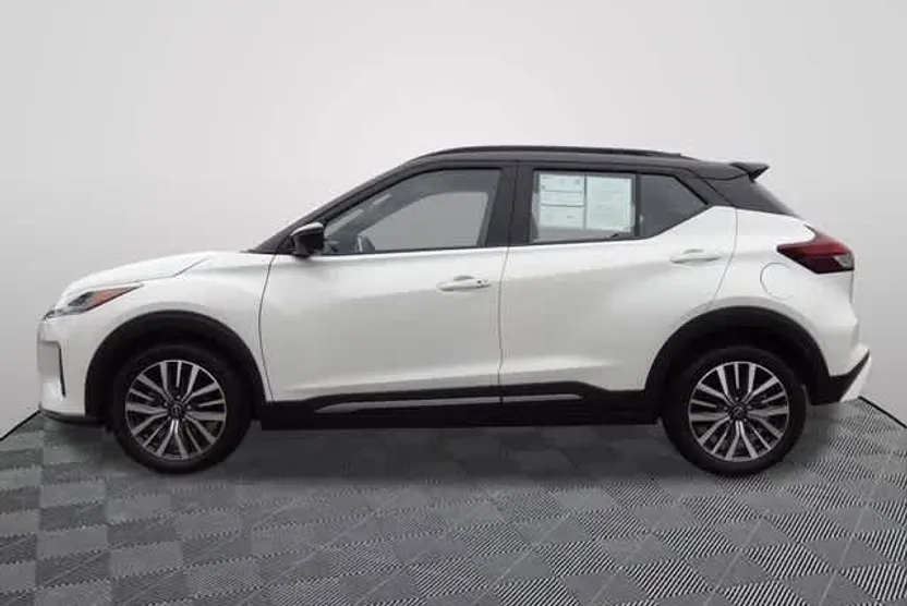 2024 Nissan Kicks SR photo 1