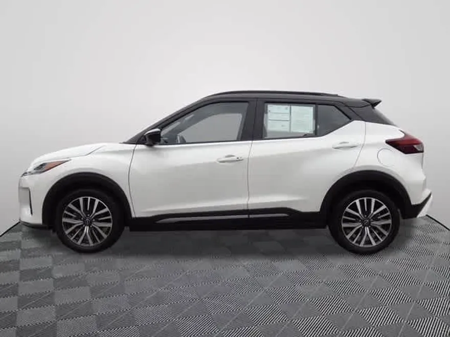 2024 Nissan Kicks SR photo 1