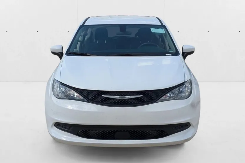 2022 Chrysler Voyager LX photo 1