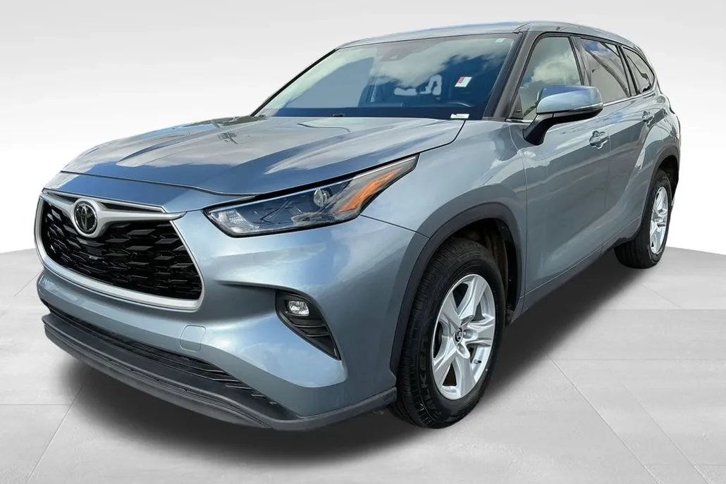 2022 Toyota Highlander LE photo 1