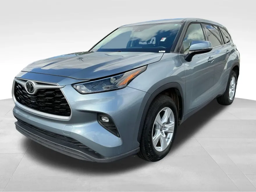 2022 Toyota Highlander LE photo 1