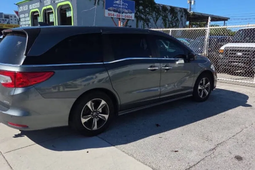 2018 Honda Odyssey Touring photo 1
