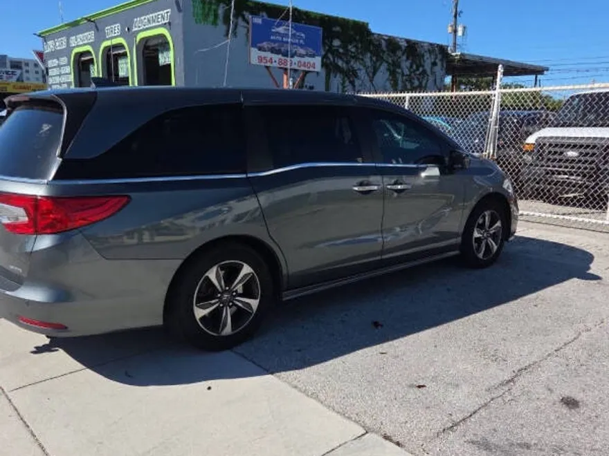 2018 Honda Odyssey Touring photo 1