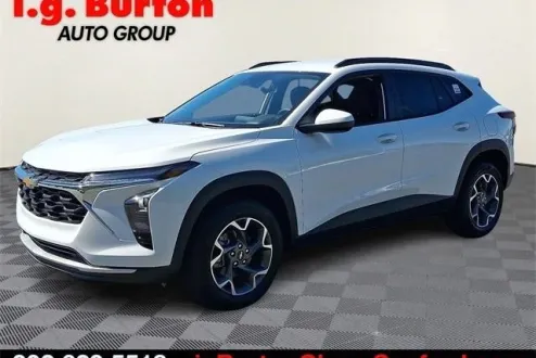2025 Chevrolet Trax LT photo 2