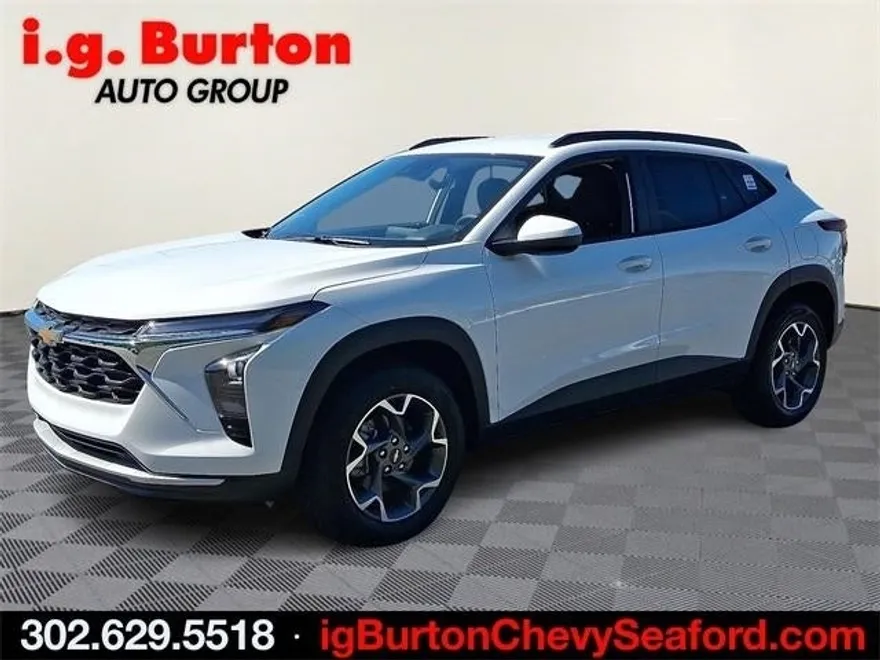 2025 Chevrolet Trax LT photo 2