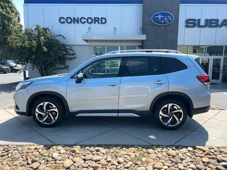 2022 Subaru Forester Touring photo 1