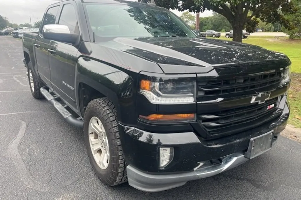 2017 Chevrolet Silverado 1500 LT photo 1