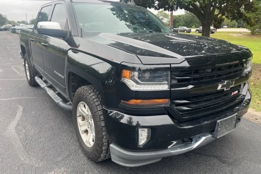 2017 Chevrolet Silverado 1500 LT photo 1