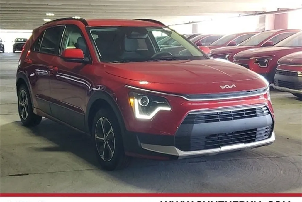 2025 Kia Niro LX photo 1