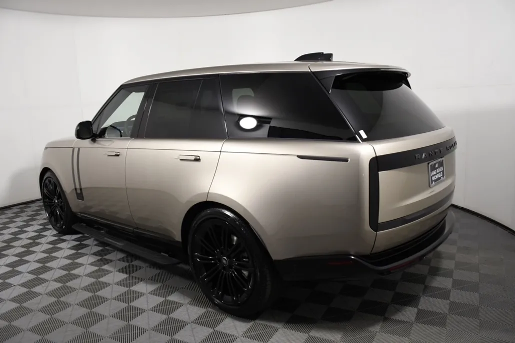2025 Land Rover Range Rover SE photo 1