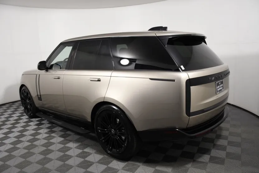 2025 Land Rover Range Rover SE photo 1