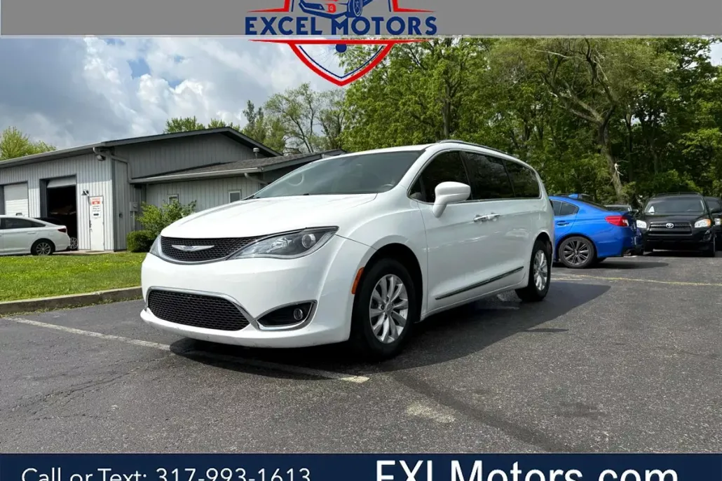 2019 Chrysler Pacifica Touring L photo 1