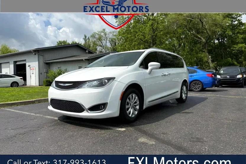 2019 Chrysler Pacifica Touring L photo 1