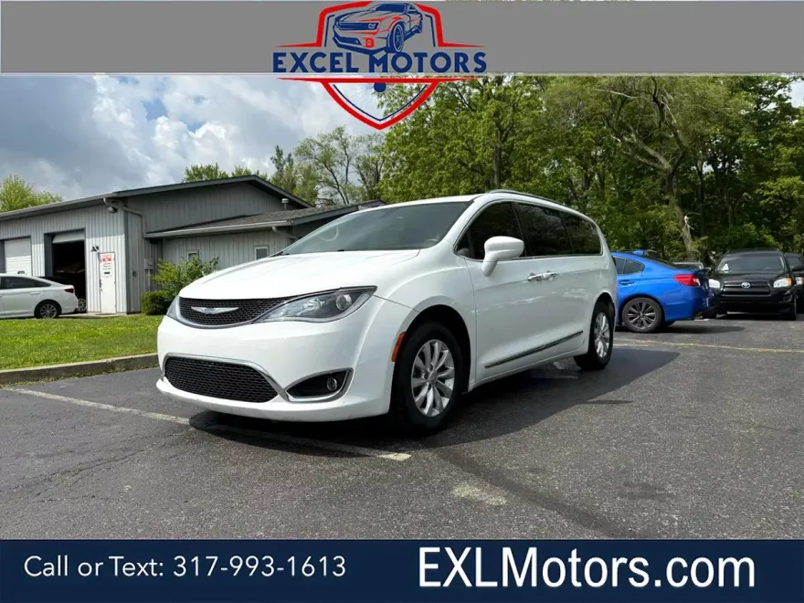 2019 Chrysler Pacifica Touring L photo 1
