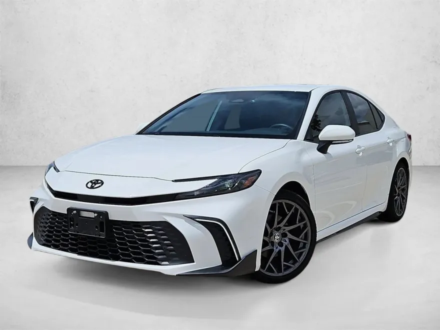 2025 Toyota Camry SE photo 1
