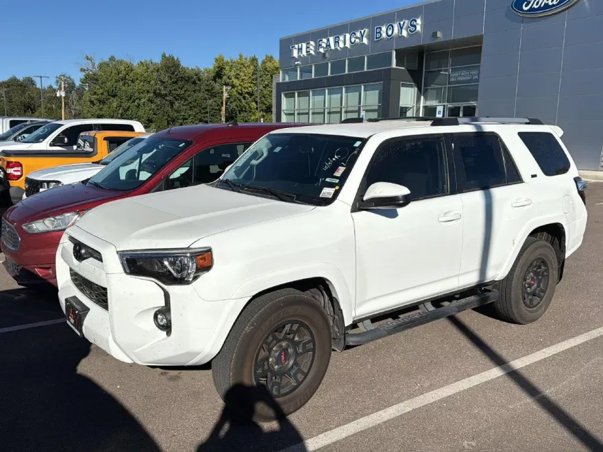 2022 Toyota 4Runner SR5 photo 1