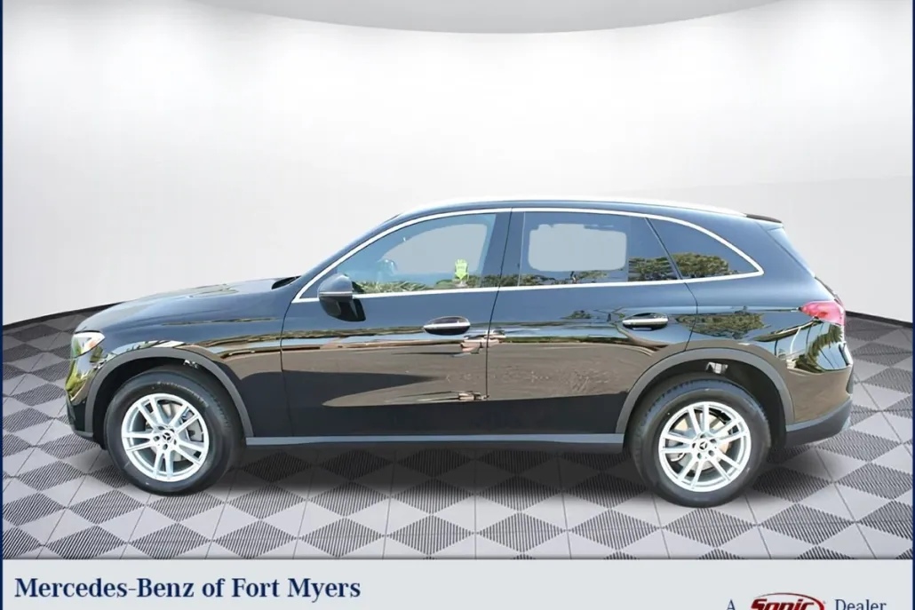 2025 Mercedes Benz GLC 300 4MATIC photo 1