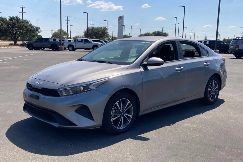 2024 Kia Forte LXS photo 1