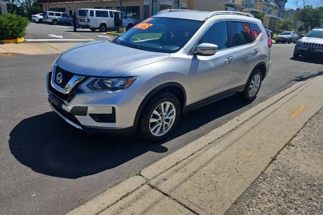 2017 Nissan Rogue SV photo 1