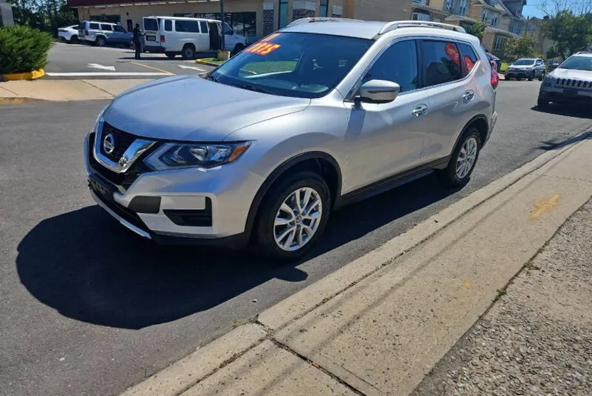 2017 Nissan Rogue SV photo 1