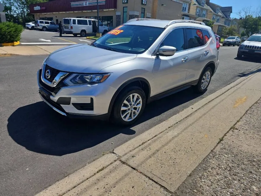 2017 Nissan Rogue SV photo 1