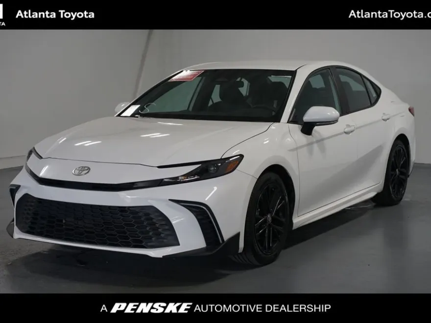 2025 Toyota Camry SE Hybrid photo 1