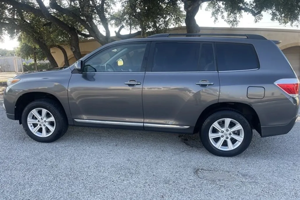 2012 Toyota Highlander Base photo 1