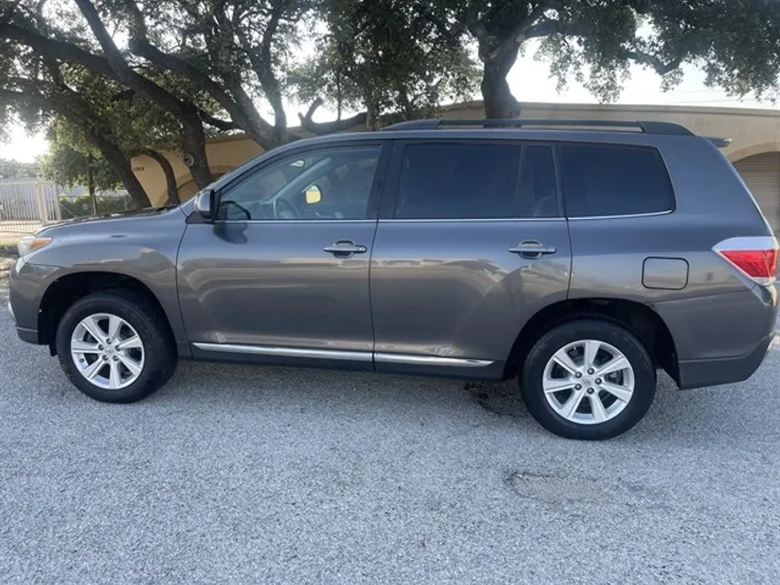 2012 Toyota Highlander Base photo 1