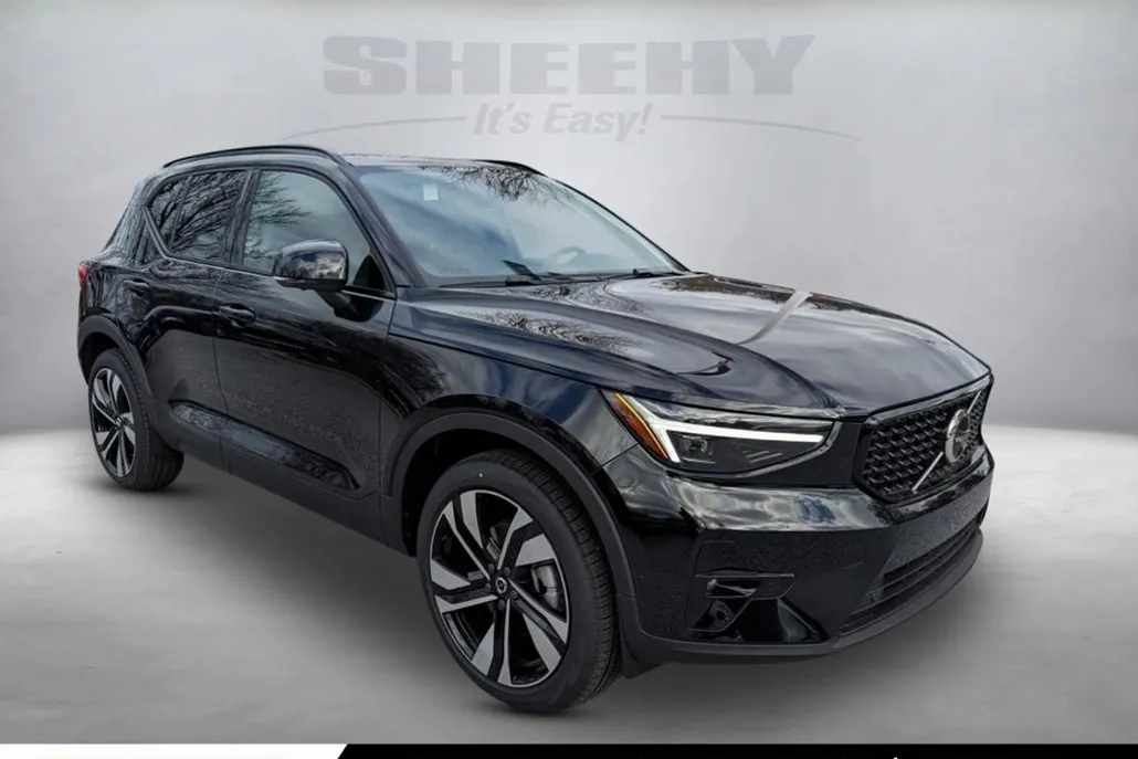 2025 Volvo XC40 Plus photo 1