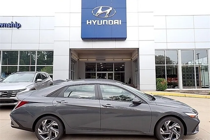 2025 Hyundai Elantra SEL Sport photo 1