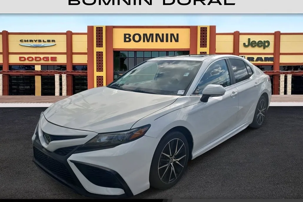 2021 Toyota Camry SE photo 1