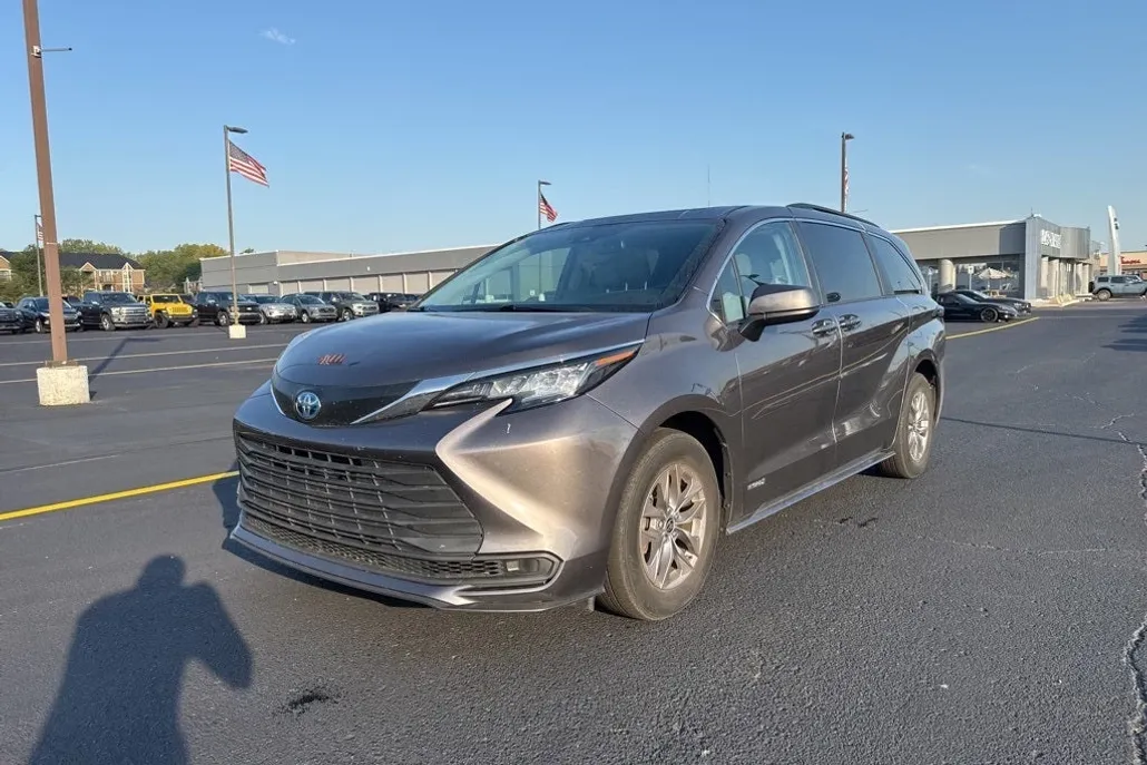 2021 Toyota Sienna LE photo 1