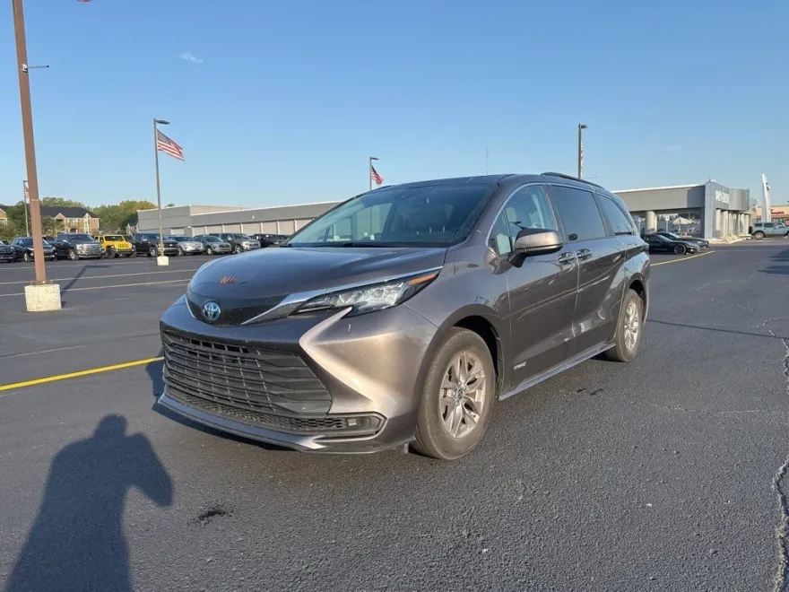 2021 Toyota Sienna LE photo 1