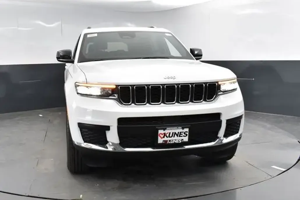 2025 Jeep Grand Cherokee Laredo photo 1