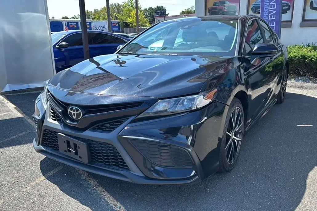 2021 Toyota Camry SE photo 1