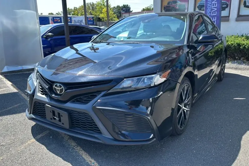 2021 Toyota Camry SE photo 1