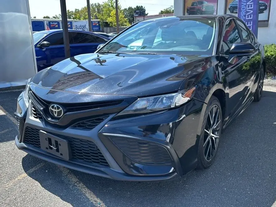 2021 Toyota Camry SE photo 1