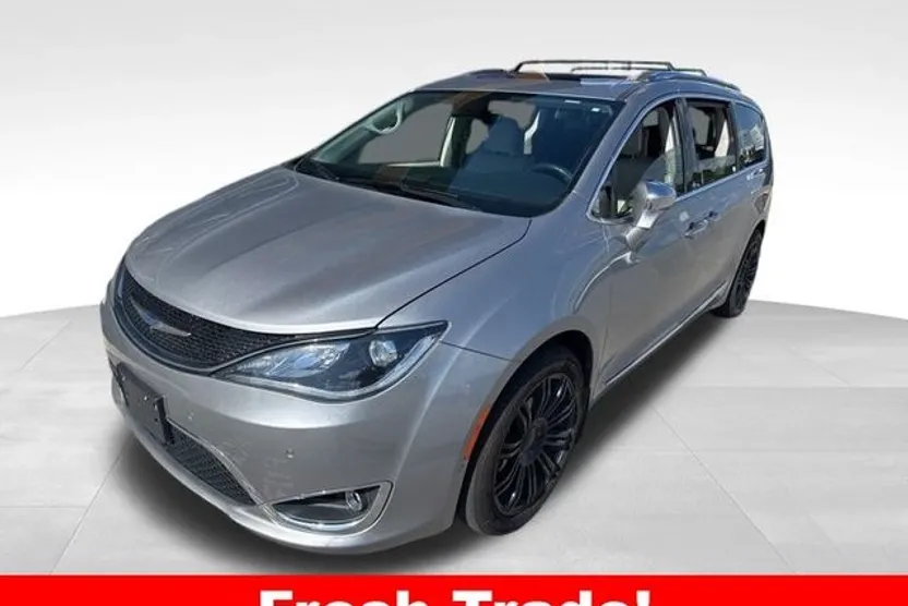 2018 Chrysler Pacifica Limited photo 1