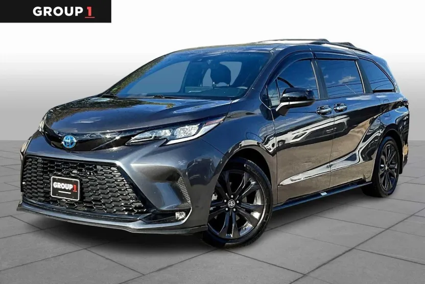 2025 Toyota Sienna XSE photo 1
