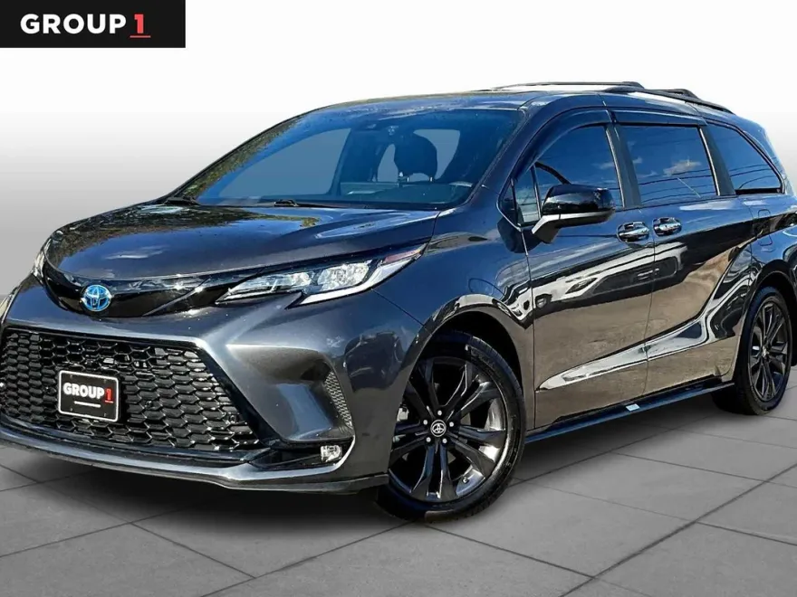 2025 Toyota Sienna XSE photo 1