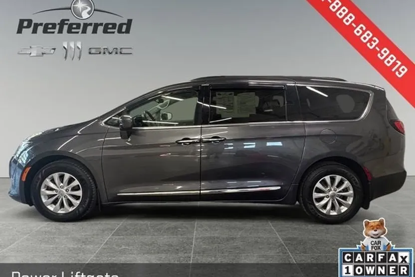 2017 Chrysler Pacifica Touring L photo 1