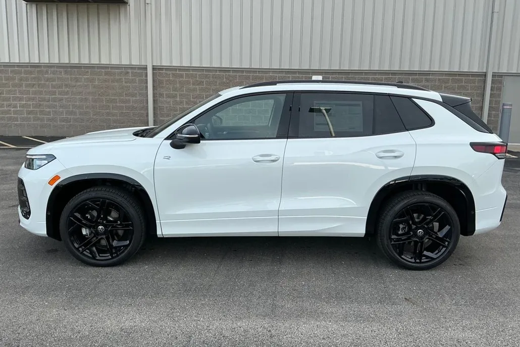 2025 Volkswagen Tiguan SE R-Line Black photo 1