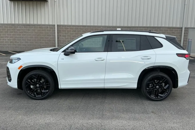 2025 Volkswagen Tiguan SE R-Line Black photo 1